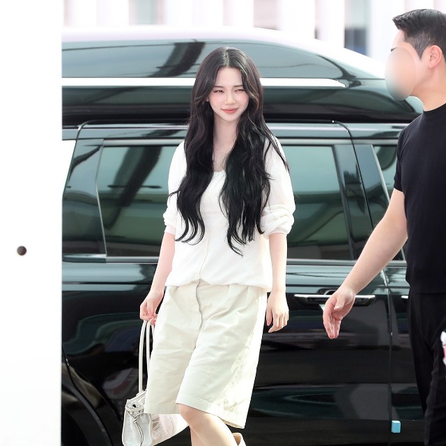 aespa's KARINA Departs to Cheer on the Taegeuk Warriors