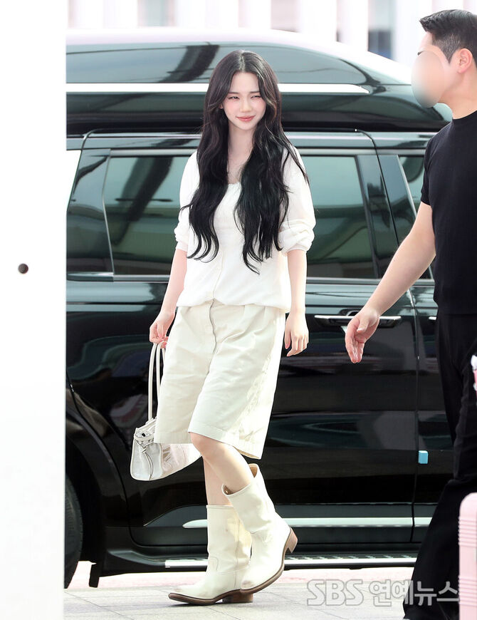 aespa's KARINA Departs to Cheer on the Taegeuk Warriors