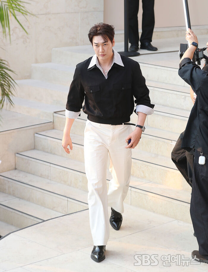 Kim Young-kwang Makes a Powerful Entrance