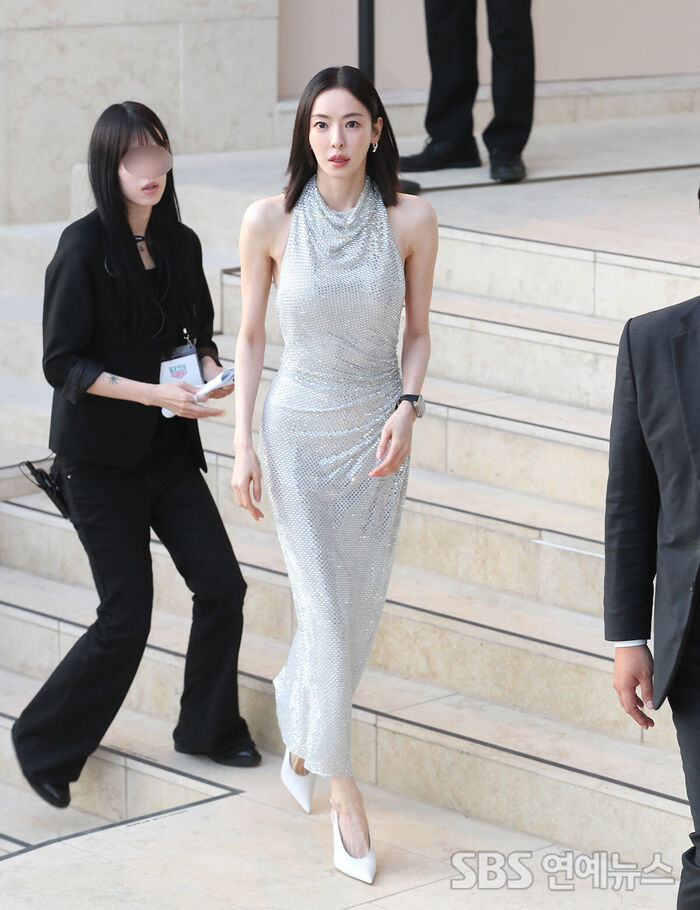 Lee Da-hee Shines in a Stunning Silver Dress