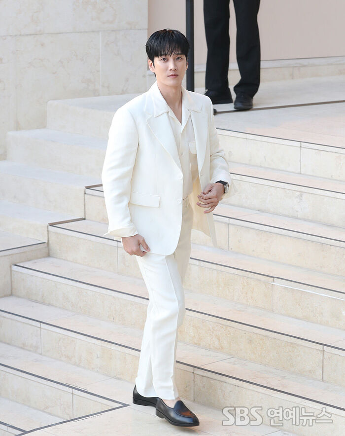 Ahn Bo-hyun Completes His Look with a Sleek White Suit