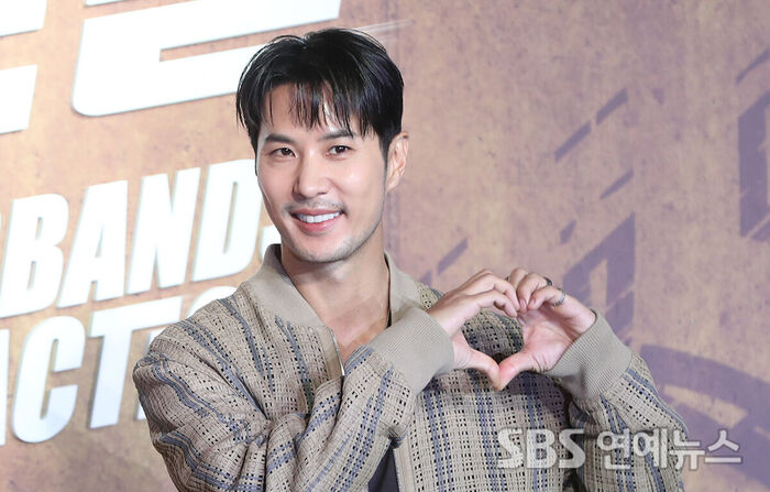 Kim Ji-seok Strikes a Heart Pose as a Drug Lord