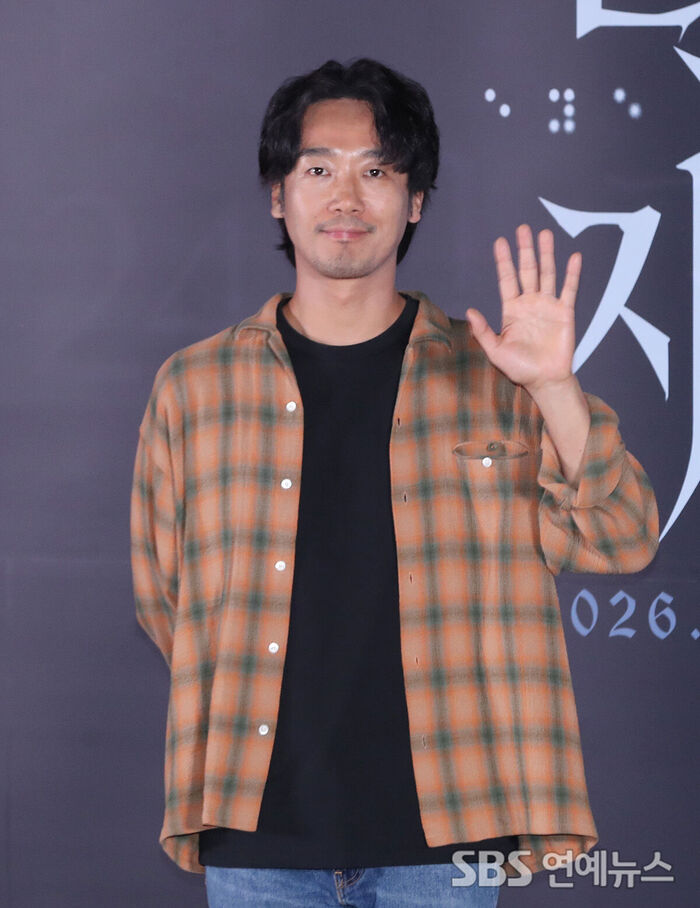 Kim Nam-hee Greets Fans at the Press Conference for the Thriller Film 'THE EYES'