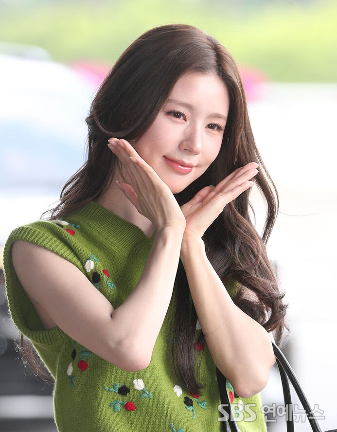 i-dle's MIYEON: A Flower in Full Bloom Amid the Early Summer Heat