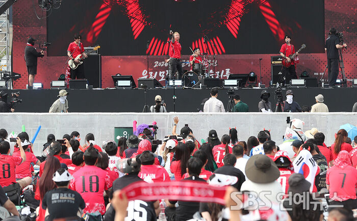 NoBrain Joins the Red Devils for World Cup Street Cheering
