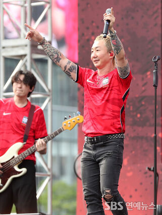 No Brain cheering at Gwanghwamun Plaza for the World Cup (Photo=Getty Images Korea)