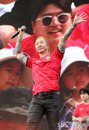 No Brain cheering at Gwanghwamun Plaza for the World Cup (Photo=Getty Images Korea)