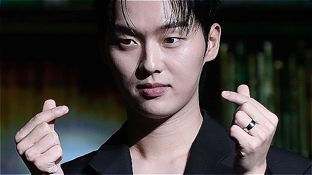 Choi Hyun-wook: The 'Notes from the Last Row' with a Mysterious Gaze