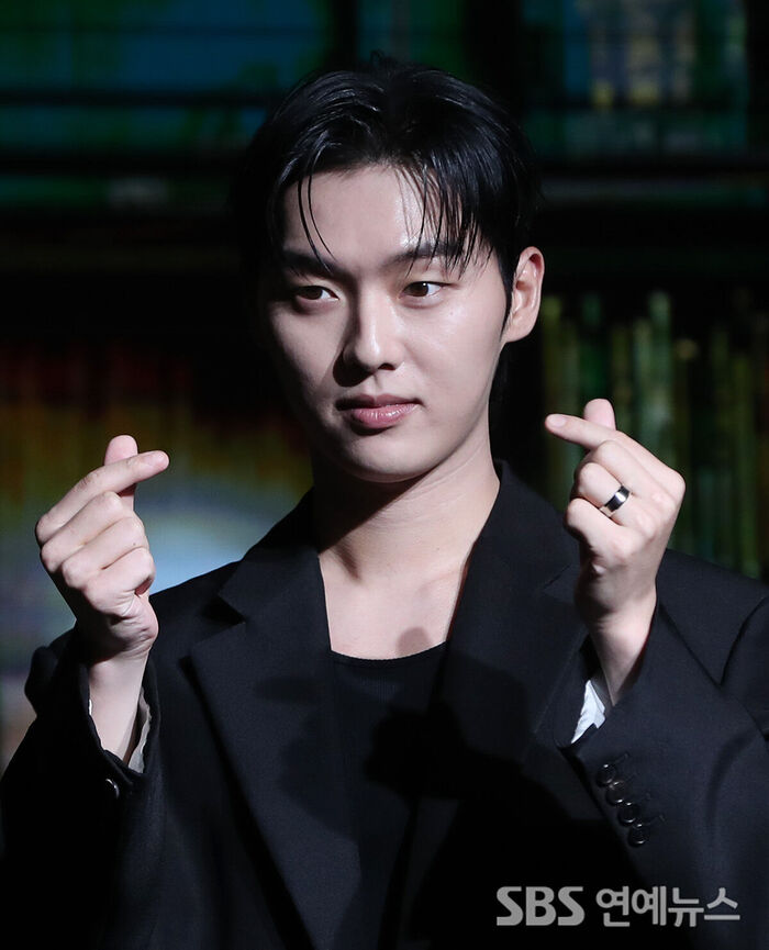Choi Hyun-wook: The 'Notes from the Last Row' with a Mysterious Gaze