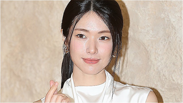 Hayoung Steals the Spotlight at Fashion Brand Photo Call