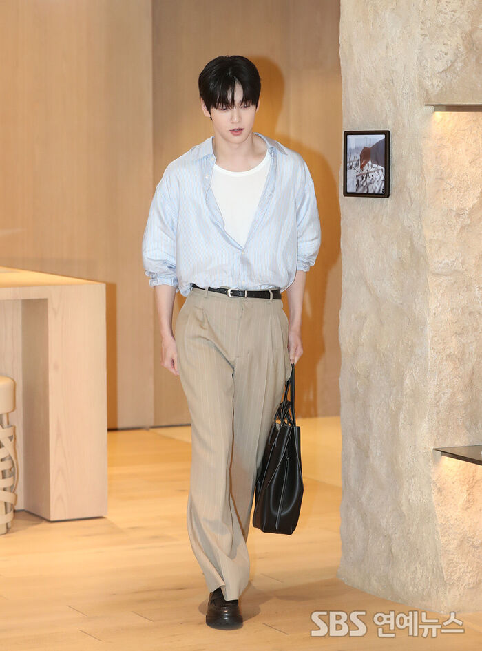 TOMORROW X TOGETHER SOOBIN Serves Major Boyfriend Vibes at Fashion Brand Photo Call