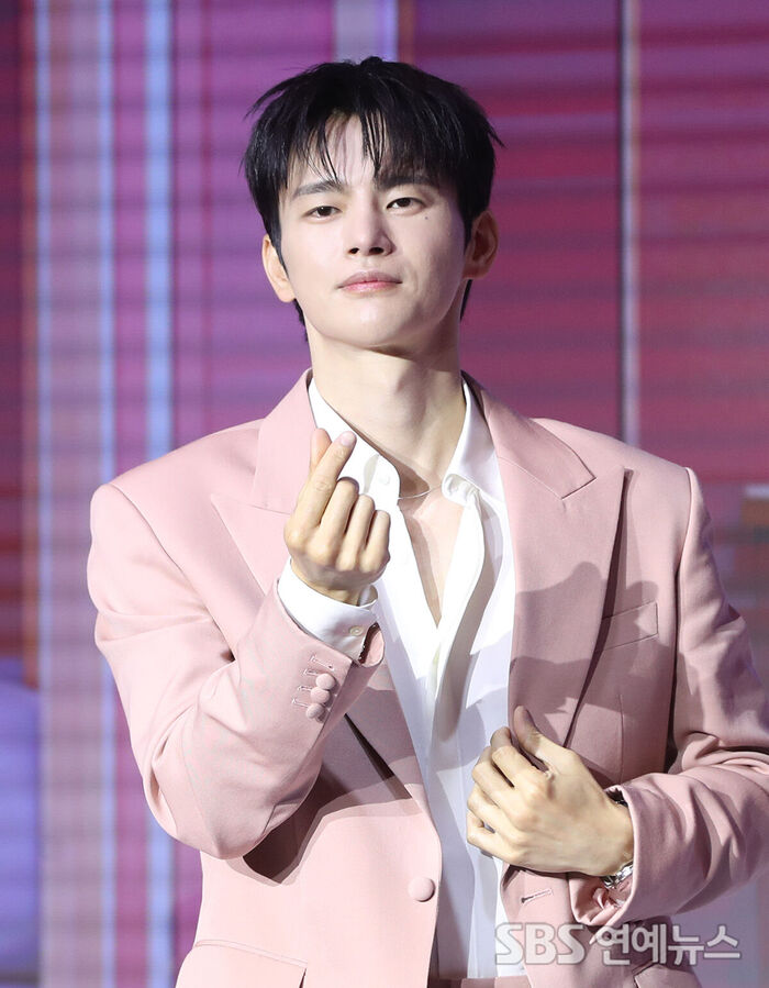 Seo In-guk Sends a Sweet Pink Heart Gesture to Those Who Have Never Dated
