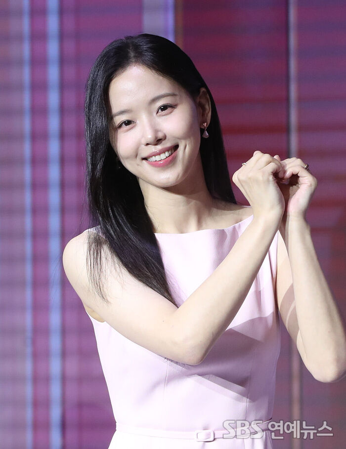 Kang Hanna Stuns at the Press Conference for Netflix Series 'Better Late Than Single' Season 2