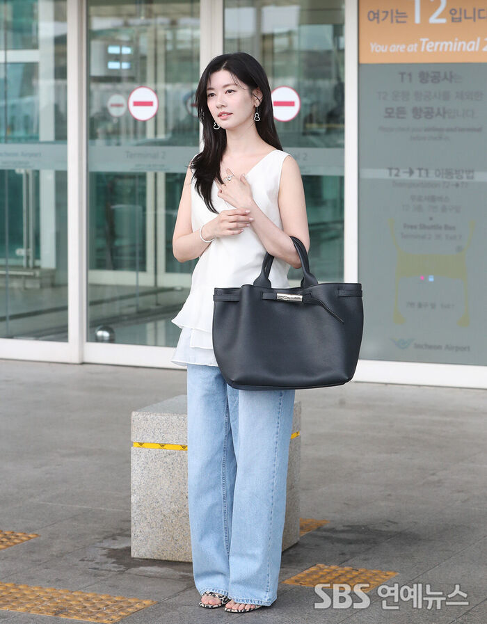 Jung Somin Stuns at Incheon Airport as She Heads to Okinawa for a Photoshoot
