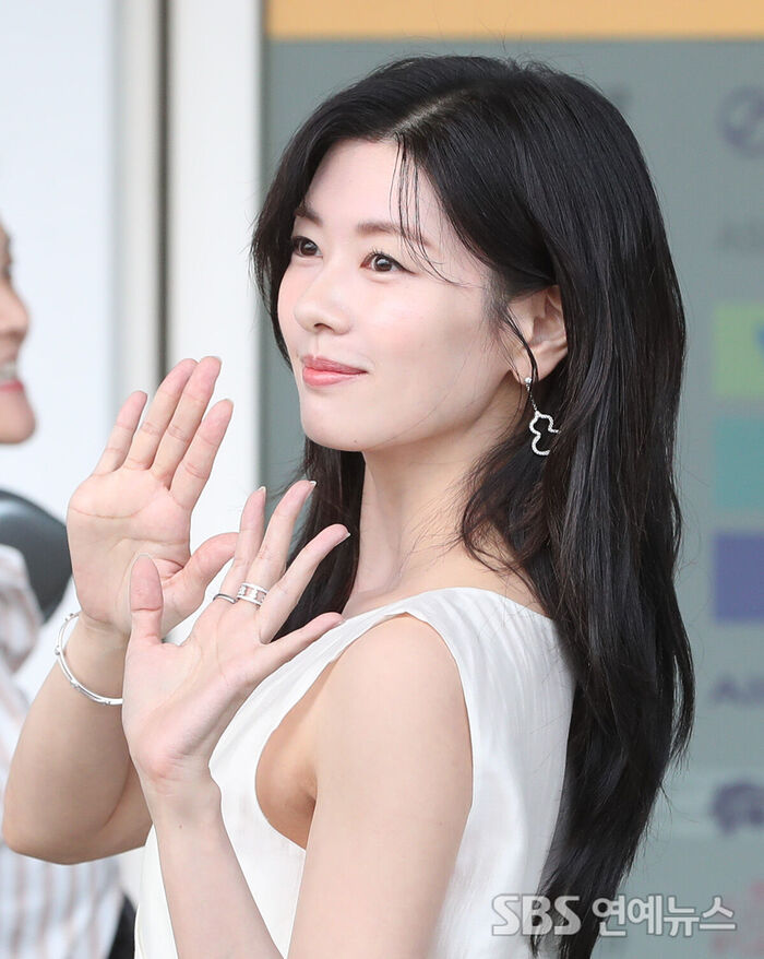 Jung Somin Shines at Incheon Airport Ahead of Okinawa Trip