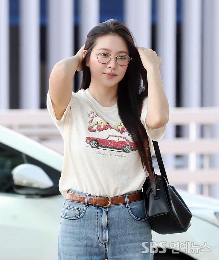 Red Velvet's YERI Stuns With Chic Airport Eyewear Look