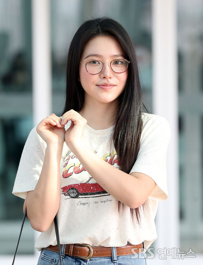 Red Velvet's YERI Greets Fans with a Heart at Incheon Airport