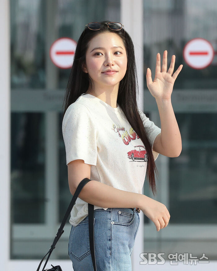 Red Velvet's YERI Stuns at Incheon Airport With Her Chic Glasses Look