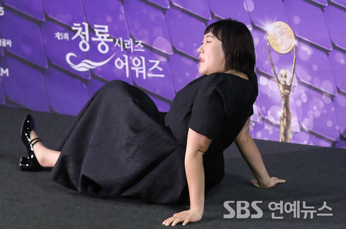 Comedian Lee Su-ji Shines at the 5th Blue Dragon Series Awards Handprinting Event