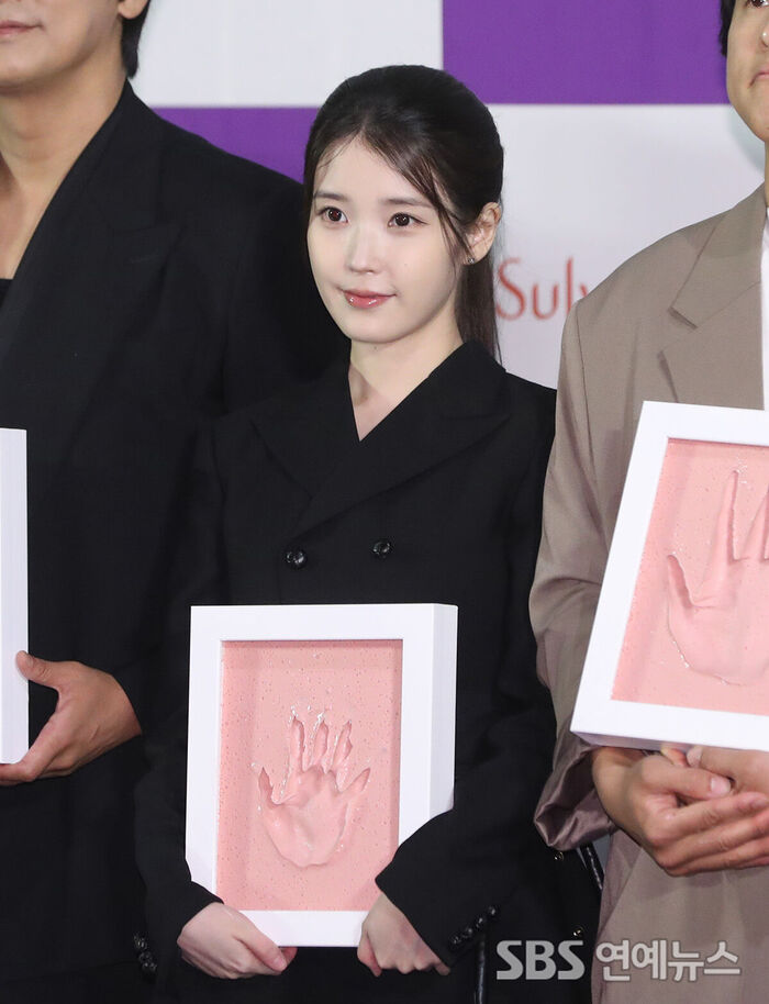 IU Leaves Her Mark at the 5th Blue Dragon Series Awards Handprinting Ceremony