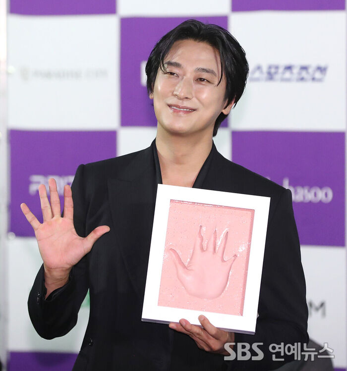 Ju Ji-hoon Strikes a Pose at the 5th Blue Dragon Series Awards Handprinting Event