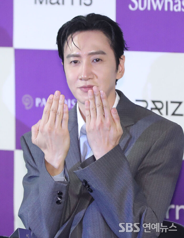 Lee Kwang soo Leaves His Mark at the 5th Blue Dragon Series Awards Handprinting Event
