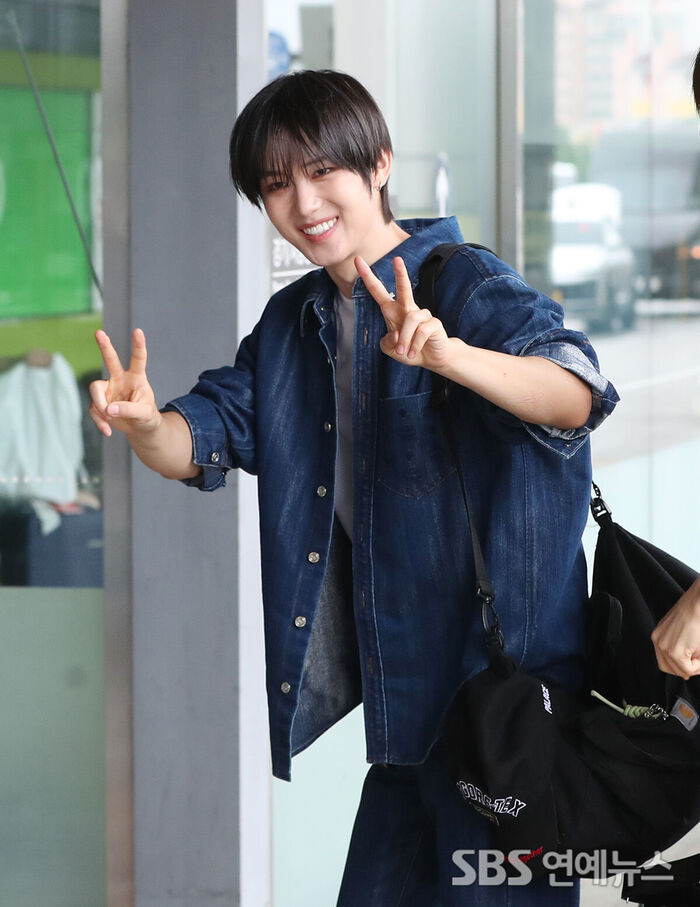 NouerA GIHYEON Flashes an Innocent Smile at the Airport