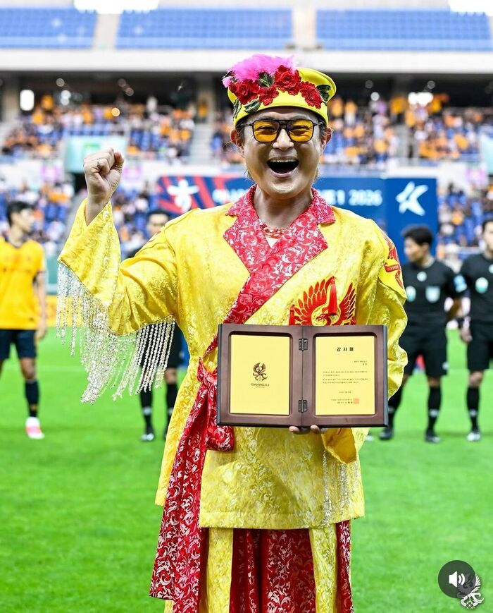 NORAZO ZOBIN Becomes a 'Successful Fan' for Gwangju FC: From Leading Cheers to Receiving a Plaque
