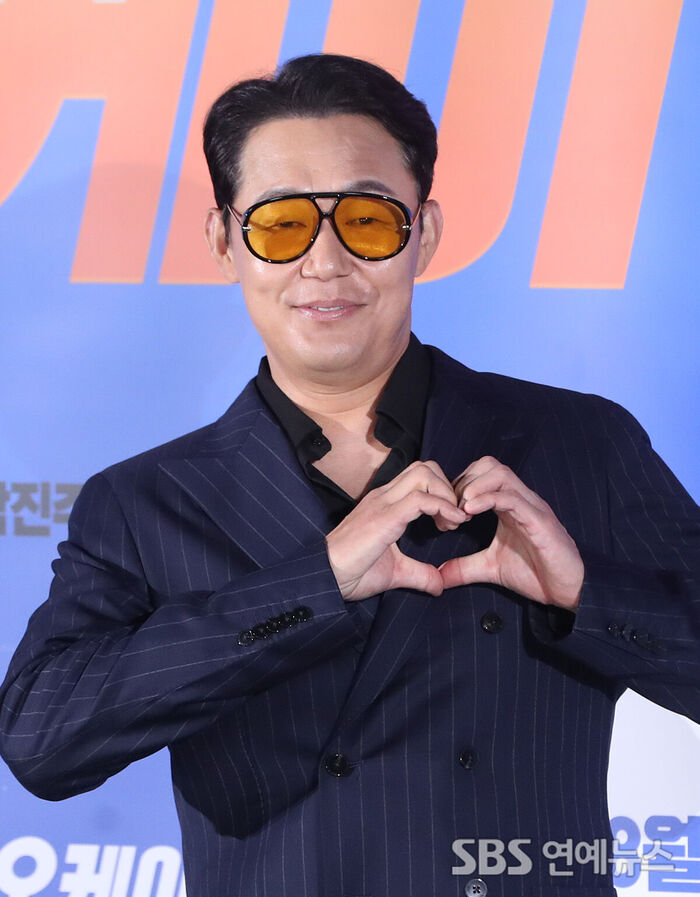 Park Sung-woong Strikes a Heart Pose at 'OK! MADAM: BON VOYAGE' Production Briefing
