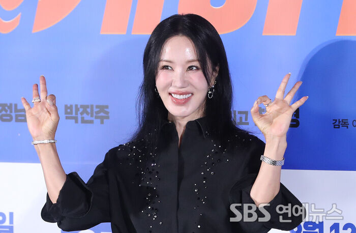 Uhm Jung-hwa Returns with 'OK! MADAM: BON VOYAGE'