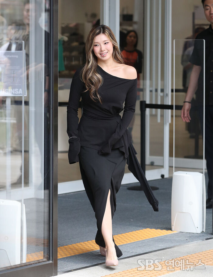 Leejung Shows Off Her 'Street Model Walk' in Seongsu-dong