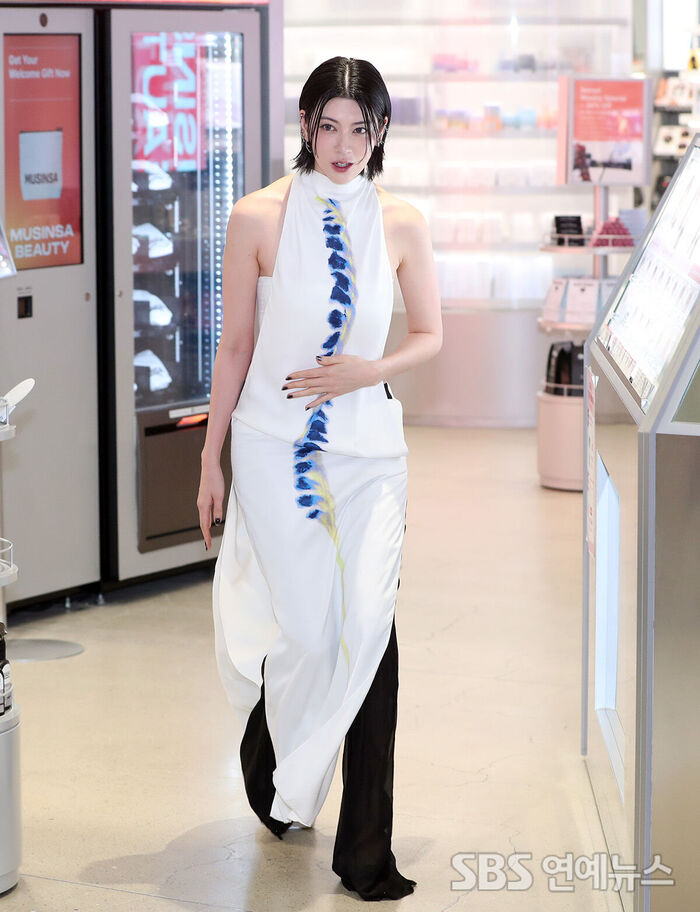 Miyoshi Ayaka Makes a Stylish Appearance in Seongsu-dong