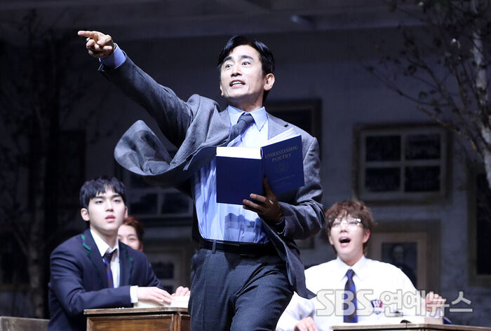 Cha In-pyo Makes His Stage Debut in 'Dead Poets Society'