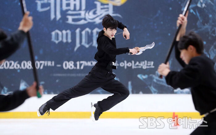 Cha Junhwan Embodies the 'Shadow Monarch' on Ice for 'Solo Leveling on ICE' Preview