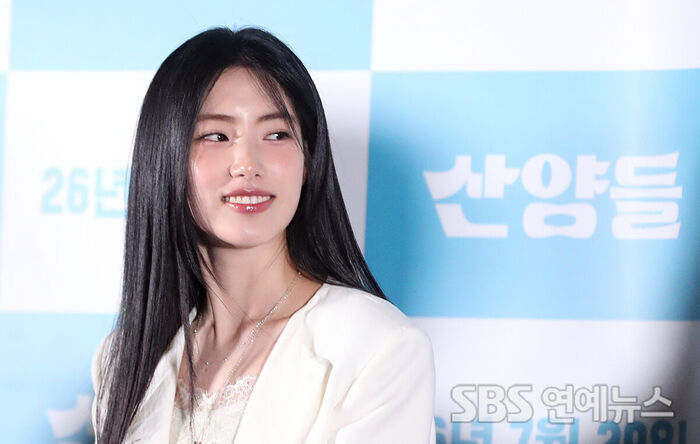 Lee Seung-yeon Greets Fans at the Press Preview for 'The Gorals'