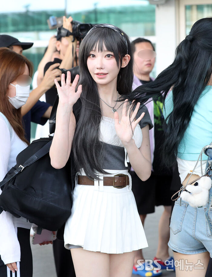 QWER's Magenta, Stepping Out Like a Character From a Manhwa