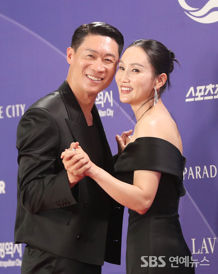 Jin Sun-kyu and Park Bo-kyung Show Off Power Couple Chemistry at 'Blue Dragon Series Awards'