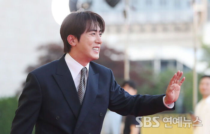 Kim Won-hoon Shines at the '5th Blue Dragon Series Awards' Red Carpet