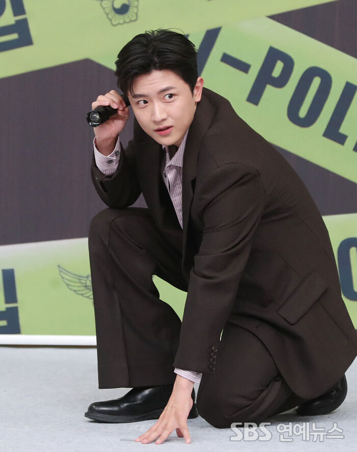 Actor Kim Shin-bi Brings an Essential Flashlight to 'Flex X Cop 2' Press Conference