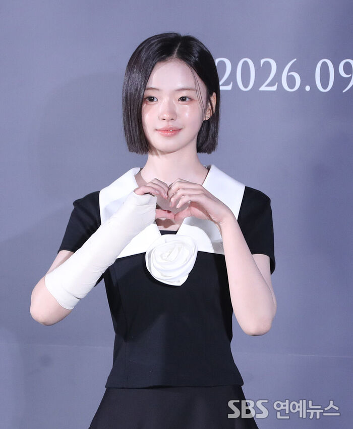 Kim Sia shows off her cute charm with a heart pose in 'Portrait of A Family'