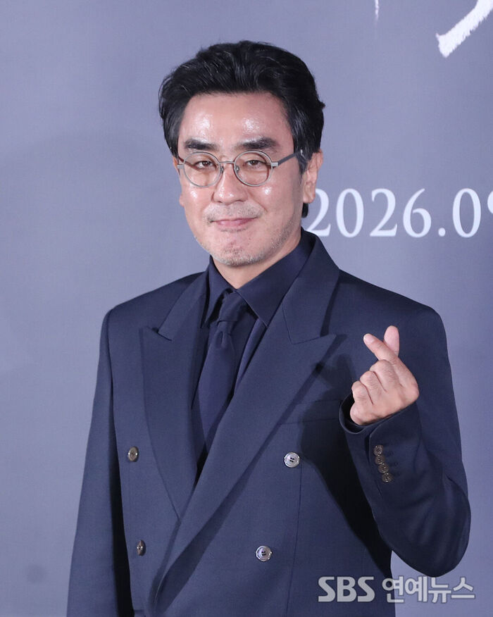 Ryu Seung-ryong Shows a Sweet Heart at 'Portrait of A Family' Press Conference