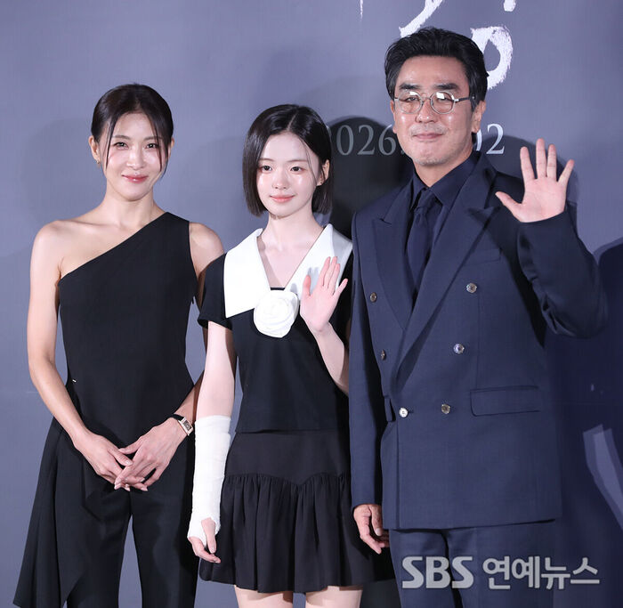 Ha Jiwon, Kim Sia, and Ryu Seung-ryong Form a Family in 'Portrait of A Family'