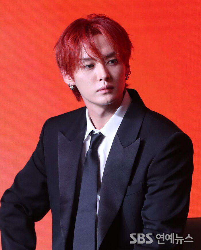 Stray Kids Member LEE KNOW Rocks Bold Red Hair at New Mini-Album Press Conference