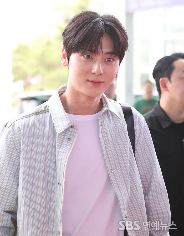 Wanna One's HWANG MINHYUN Charms with Glistening Eyes at Incheon Airport
