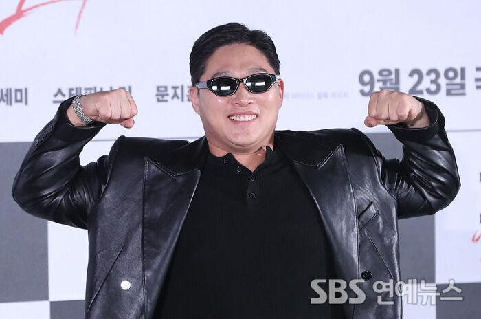 Swings Greets Fans as Actor Moon Ji-hoon at 'Tazza: The Song of Beelzebub' Press Conference