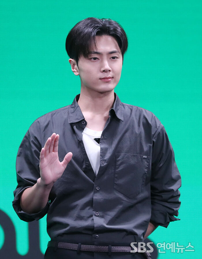 ENHYPEN's JAY Greets ENGENEs with a Chic Hand Wave