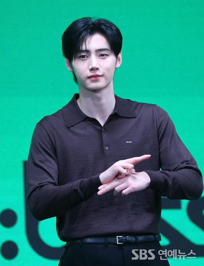 ENHYPEN's SUNGHOON Strikes a Cool Signature Pose at Press Conference