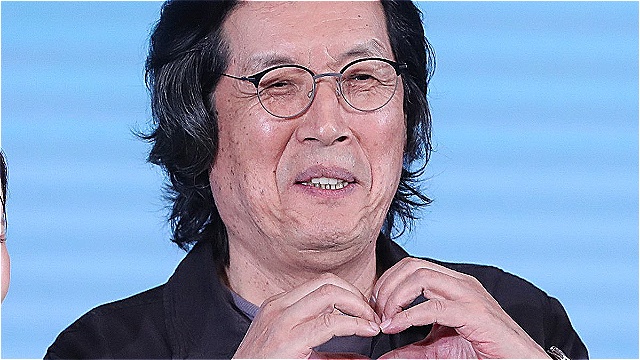 Director Lee Chang-dong Delivers a Rare Finger Heart at 'Possible Love' Press Conference