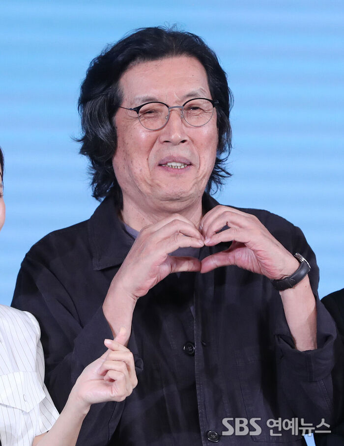 Director Lee Chang-dong Delivers a Rare Finger Heart at 'Possible Love' Press Conference
