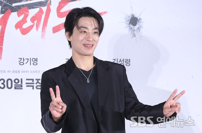 Koo Kyo-hwan flashes a playful V-sign at 'REAWAKEN MAN: THE RED' press conference